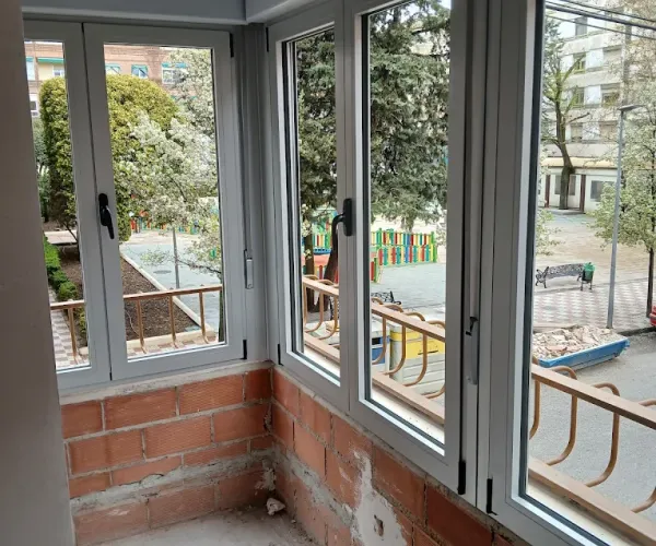 Cerramiento de ventanas en obra