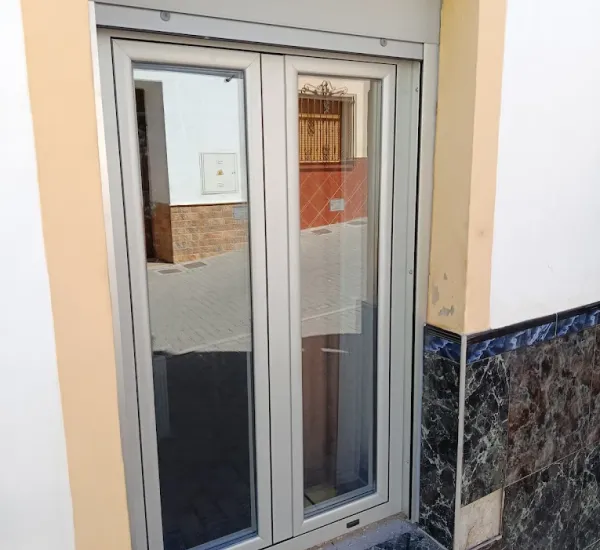 Puerta metálica y vidrio
